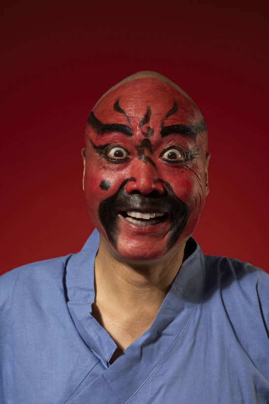 东方人,成年人,老年人,脸,头,脸颊,一个人,舞台,笑,微笑,露齿笑,竖图,留白,正面,快乐,兴奋,幸福,北京,中国,亚洲,仅一个男性,仅一个人,仅一个中年男性,表演,红色背景,黄色背景,艺术,注视,表演者,传统,刺激,肩膀,扮演,剃头,红色,化妆品,观察,看,摄影,观看,惊奇,察看,演出,享乐,关注,中国文化,播放,京剧,东亚,远古,老年男性,男人,男性,中年男性,亚洲人,中国人,头部,脸部,脸蛋,面部,彩图,影棚拍摄,传统服装,装扮,欢乐,中国戏曲,传统文化,bj175