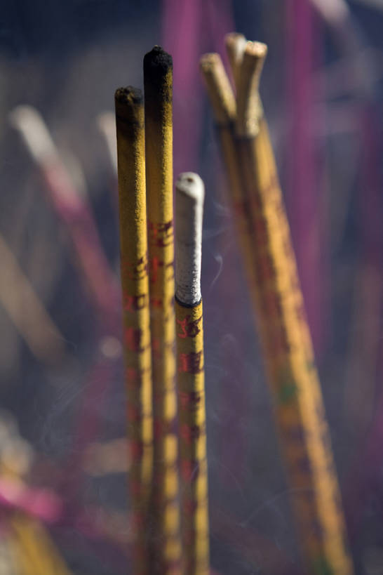 无人,竖图,特写,运气,安全,静物,北京,中国,亚洲,一排,整齐,燃烧,传统,排列,祈祷,熏香,烟,零售,摄影,宗教,佛教,保护,部分,队列,中国文化,东亚,宗教用品,东亚文化,雍和宫,构图,彩图,传统文化,传统节日,bj175