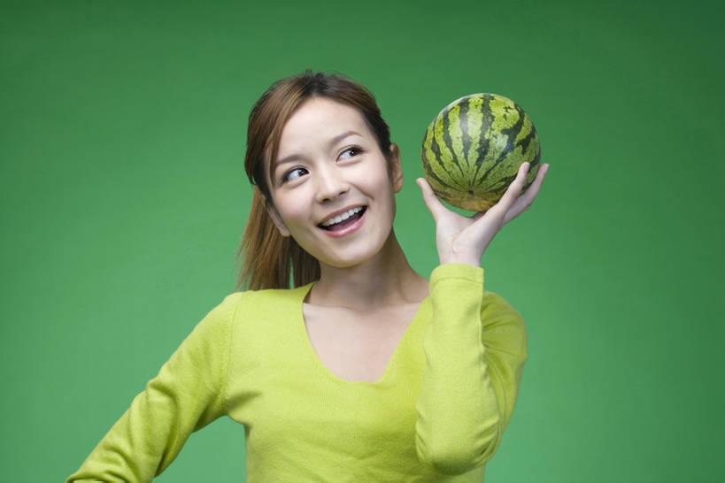 东方人,成年人,一个人,举,笑,吃,微笑,露齿笑,横图,留白,正面,快乐,幸福,西瓜,水果,中国,亚洲,仅一个年轻女性,仅一个女性,仅一个人,握,绿色背景,黄色背景,瓜,食品,休闲装,手叉腰,饮食,绿色,自然,夏天,站着,张嘴,休闲,健康,成熟,活力,握着,摄影,享乐,清新,张大嘴巴,东亚,健康食物,年轻女性,女人,女性,亚洲人,中国人,年轻人,张开嘴,半身,彩图,影棚拍摄,欢乐,bj175