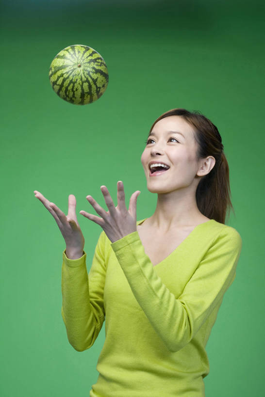 东方人,成年人,一个人,笑,吃,微笑,露齿笑,竖图,留白,侧面,快乐,兴奋,幸福,西瓜,水果,中国,亚洲,仅一个年轻女性,仅一个女性,仅一个人,绿色背景,黄色背景,瓜,食品,半空,玩,休闲装,饮食,刺激,绿色,自然,夏天,向上看,站着,张嘴,休闲,健康,抓,成熟,活力,摄影,享乐,愉悦,清新,张大嘴巴,东亚,健康食物,年轻女性,女人,女性,亚洲人,中国人,年轻人,张开嘴,扔,半身,彩图,影棚拍摄,欢乐,bj175