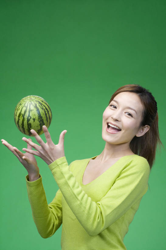 东方人,成年人,一个人,笑,吃,微笑,露齿笑,竖图,留白,侧面,快乐,兴奋,幸福,西瓜,水果,中国,亚洲,仅一个年轻女性,仅一个女性,仅一个人,绿色背景,黄色背景,瓜,食品,半空,玩,注视,休闲装,饮食,刺激,绿色,自然,夏天,观察,看,站着,张嘴,休闲,健康,抓,成熟,活力,摄影,观看,察看,享乐,愉悦,关注,清新,张大嘴巴,东亚,健康食物,年轻女性,女人,女性,亚洲人,中国人,年轻人,张开嘴,扔,半身,彩图,影棚拍摄,欢乐,bj175