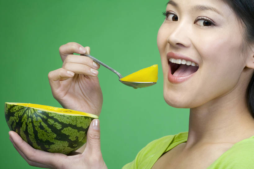 东方人,成年人,脸,头,脸颊,一个人,笑,吃,微笑,露齿笑,横图,特写,留白,侧面,快乐,幸福,西瓜,水果,中国,亚洲,仅一个年轻女性,仅一个女性,仅一个人,握,绿色背景,黄色背景,瓜,食品,注视,休闲装,饮食,肩膀,绿色,自然,汤匙,夏天,观察,看,站着,张嘴,休闲,健康,成熟,活力,握着,摄影,观看,察看,享乐,关注,清新,张大嘴巴,东亚,健康食物,年轻女性,女人,女性,亚洲人,中国人,年轻人,头部,脸部,脸蛋,面部,张开嘴,彩图,影棚拍摄,欢乐,bj175