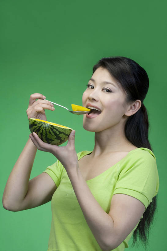 东方人,成年人,一个人,笑,吃,微笑,露齿笑,竖图,留白,侧面,快乐,幸福,西瓜,水果,中国,亚洲,仅一个年轻女性,仅一个女性,仅一个人,握,绿色背景,黄色背景,瓜,食品,注视,休闲装,饮食,绿色,自然,夏天,观察,看,站着,张嘴,休闲,健康,成熟,活力,握着,摄影,观看,察看,享乐,关注,清新,张大嘴巴,东亚,健康食物,年轻女性,女人,女性,亚洲人,中国人,年轻人,张开嘴,半身,彩图,影棚拍摄,欢乐,bj175