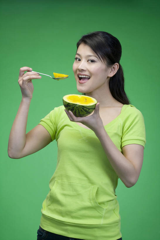 东方人,成年人,一个人,笑,吃,微笑,露齿笑,竖图,留白,正面,快乐,幸福,西瓜,水果,中国,亚洲,仅一个年轻女性,仅一个女性,仅一个人,握,绿色背景,黄色背景,瓜,食品,注视,休闲装,饮食,绿色,自然,夏天,观察,看,站着,张嘴,休闲,健康,成熟,活力,握着,摄影,观看,察看,享乐,关注,清新,张大嘴巴,东亚,健康食物,年轻女性,女人,女性,亚洲人,中国人,年轻人,张开嘴,半身,彩图,影棚拍摄,欢乐,bj175