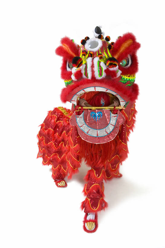 东方人,成年人,两个人,站,微笑,留白,白色背景,正面,快乐,兴奋,运气,骄傲,合作,团队,中国,春节,亚洲,舞狮,表演,咆哮,欢呼,朦胧,模糊,庆祝,注视,表演者,传统,刺激,扮演,红色,观察,看,祈祷,张嘴,概念,活力,力量,观看,察看,演出,享乐,关注,中国文化,亚洲狮,典礼,演出服,张大嘴巴,东亚,东亚文化,北京市,勇气,元旦,技能,男人,男性,年轻男性,亚洲人,中国人,年轻人,张开嘴,彩图,全身,影棚拍摄,传统服装,欢乐,舞蹈,传统文化,传统节日,bj175