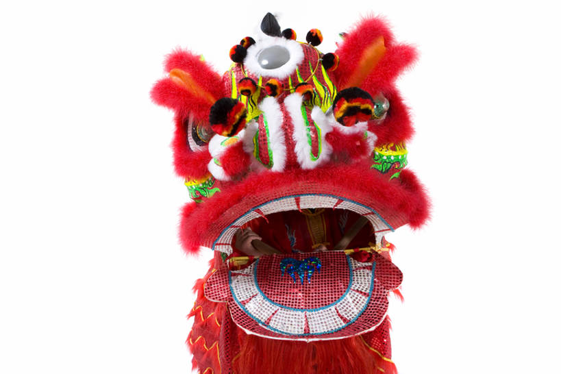 东方人,成年人,一个人,站,微笑,横图,留白,白色背景,正面,快乐,兴奋,运气,骄傲,合作,团队,中国,春节,亚洲,舞狮,表演,咆哮,欢呼,朦胧,模糊,庆祝,注视,表演者,传统,刺激,扮演,红色,观察,看,祈祷,张嘴,概念,活力,力量,观看,察看,演出,享乐,关注,中国文化,亚洲狮,典礼,演出服,张大嘴巴,东亚,东亚文化,北京市,勇气,元旦,技能,男人,男性,年轻男性,亚洲人,中国人,年轻人,张开嘴,半身,彩图,影棚拍摄,传统服装,欢乐,舞蹈,传统文化,传统节日,bj175