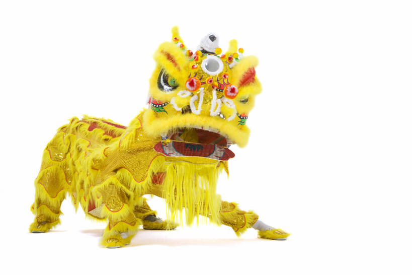 东方人,成年人,两个人,站,蹲,微笑,横图,留白,白色背景,正面,快乐,兴奋,运气,骄傲,中国,春节,亚洲,舞狮,表演,咆哮,欢呼,朦胧,模糊,庆祝,瓷器,注视,表演者,传统,刺激,扮演,黄色,观察,看,祈祷,张嘴,概念,活力,力量,观看,动作,察看,演出,享乐,关注,中国文化,亚洲狮,典礼,演出服,张大嘴巴,东亚,东亚文化,鬃毛,北京市,勇气,元旦,技能,男人,男性,年轻男性,亚洲人,中国人,年轻人,张开嘴,彩图,全身,影棚拍摄,传统服装,欢乐,舞蹈,传统文化,传统节日,bj175