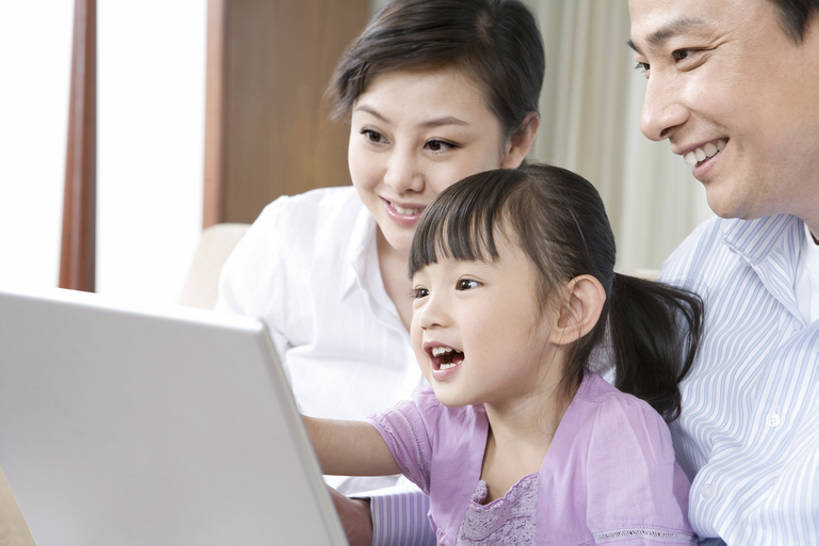 东方人,儿童,成年人,中年人,三个人,家庭,父母,母亲,父亲,女儿,儿子,客厅,坐,笑,微笑,露齿笑,横图,室内,特写,白天,侧面,通讯,幸福,纯洁,电脑,笔记本电脑,技术,沙发,北京,中国,亚洲,一排,连接,敲打,握,丰富,整齐,并排,网络,联系,休闲装,输入,通讯设备,排列,小孩,遥控器,打字,舒服,温暖,温馨,一家人,可爱,童年,童趣,搭,握着,摄影,生长,点击,惊奇,敲击,和睦,无线,起居室,享乐,愉悦,搭着,队列,关爱,智力,出示,通信设备,无线网络,网上冲浪,计算机设备,无线上网,便携式电脑,童真,东亚,烂漫,无邪,陪同,无线电技术,陪伴,天真,按键,计算机,手提电脑,男人,男性,年轻女性,女孩,女人,女性,中年男性,亚洲人,中国人,孩子,年轻人,休闲活动,拥抱,坐着,半身,彩图,融洽,好奇心,宽屏,苹果笔记本,伴随,bj175