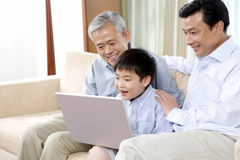 东方人,儿童,中年人,老年人,三个人,家庭,父母,父亲,女儿,儿子,祖父母,祖父,客厅,站,微笑,横图,室内,白天,侧面,幸福,纯洁,电脑,笔记本电脑,沙发,北京,中国,亚洲,连接,敲打,网络,联系,输入,通讯设备,小孩,打字,站着,温暖,温馨,一家人,放松,可爱,童年,童趣,搭,摄影,点击,敲击,和睦,无线,起居室,享乐,愉悦,搭着,通信设备,无线网络,网上冲浪,计算机设备,无线上网,便携式电脑,童真,东亚,烂漫,无邪,陪同,无线电技术,陪伴,天真,按键,计算机,手提电脑,老年男性,男孩,男人,男性,中年男性,亚洲人,中国人,孩子,年轻人,孙子,休闲活动,站立,坐着,彩图,爱,欢乐,融洽,男生,传统文化,苹果笔记本,伴随,bj175