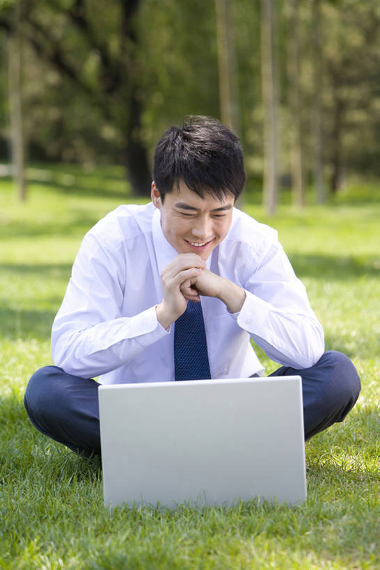东方人,成年人,一个人,商务人士,商务男性,公园,笑,微笑,露齿笑,竖图,室外,白天,正面,衬衫,商务,快乐,满意,幸福,成功,信心,笔记本电脑,互联网,技术,北京,中国,亚洲,仅一个男性,仅一个人,敲打,套装,正装,领带,联系,输入,草,仅一个年轻男性,绿色,自然,打字,看,职业,健康,摄影,技巧,点击,敲击,环境,享乐,象征,庄重,成就,手艺,商务装,身份,网上冲浪,工薪阶层,东亚,正式,地位,可靠,无线电技术,责任,技能,技艺,按键,计算机,男人,男性,年轻男性,亚洲人,中国人,年轻人,白领,上班族,盘着腿坐,坐着,彩图,全身,衬衣,欢乐,妙技,办公室职员,本领,林区,bj175
