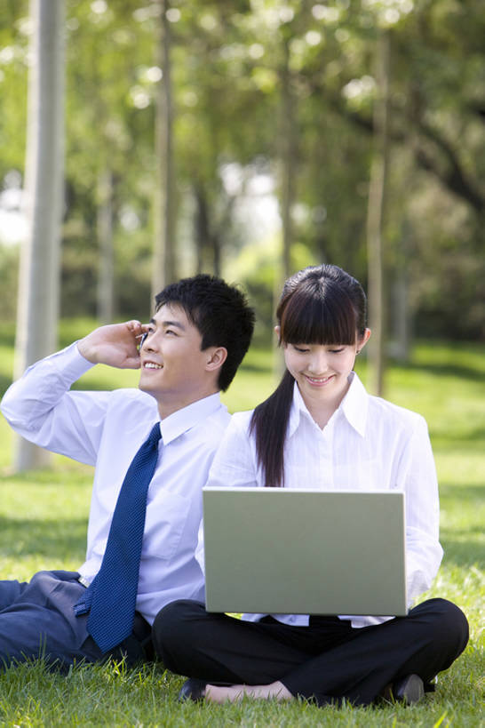 东方人,成年人,两个人,同事,商务人士,商务男性,商务女性,公园,笑,打电话,微笑,露齿笑,竖图,室外,白天,正面,衬衫,商务,快乐,通讯,幸福,成功,合作,团队,集体,信心,笔记本电脑,互联网,技术,手机,北京,中国,亚洲,连接,敲打,套装,正装,并排,领带,联系,输入,队伍,草,树,绿色,自然,打字,看,职业,规划,服务,摄影,技巧,点击,协助,支撑,敲击,环境,呼叫中心,领导,享乐,象征,庄重,成就,手艺,商务装,身份,合伙,领袖,工薪阶层,东亚,正式,地位,可靠,无线电技术,责任,贡献,技能,技艺,按键,计算机,男人,男性,年轻男性,年轻女性,女人,女性,亚洲人,中国人,年轻人,白领,上班族,盘着腿坐,说话,坐着,彩图,全身,衬衣,欢乐,妙技,办公室职员,本领,林区,bj175