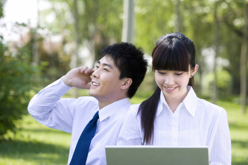 东方人,成年人,脸,头,脸颊,两个人,同事,商务人士,商务男性,商务女性,公园,笑,打电话,微笑,露齿笑,横图,室外,白天,正面,侧面,衬衫,商务,快乐,通讯,幸福,成功,合作,团队,集体,信心,笔记本电脑,互联网,技术,手机,北京,中国,亚洲,连接,敲打,套装,正装,并排,领带,联系,输入,队伍,肩膀,草,树,绿色,自然,打字,看,职业,规划,服务,摄影,技巧,点击,协助,支撑,敲击,环境,呼叫中心,领导,享乐,象征,庄重,成就,手艺,商务装,身份,合伙,领袖,工薪阶层,东亚,正式,地位,可靠,无线电技术,责任,贡献,技能,技艺,按键,计算机,男人,男性,年轻男性,年轻女性,女人,女性,亚洲人,中国人,年轻人,头部,脸部,脸蛋,面部,白领,上班族,说话,坐着,半身,彩图,衬衣,欢乐,妙技,办公室职员,本领,林区,bj175