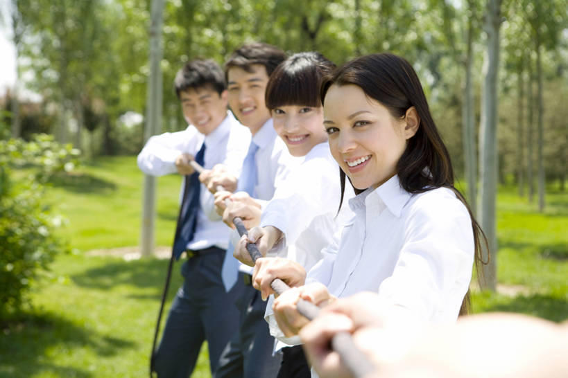 东方人,成年人,四个人,同事,商务人士,商务男性,商务女性,公园,拉,笑,微笑,露齿笑,横图,室外,白天,正面,衬衫,商务,快乐,兴奋,幸福,成功,合作,团队,集体,信心,竞争,技术,拔河,北京,中国,亚洲,一排,握,套装,正装,整齐,并排,冲突,领带,注视,队伍,刺激,草,树,排列,绿色,自然,绳子,观察,看,站着,职业,放松,活力,力量,亲密,握着,摄影,观看,技巧,支撑,环境,察看,领导,享乐,象征,愉悦,庄重,经理,成就,队列,关注,决心,手艺,商务装,身份,合伙,领袖,工薪阶层,东亚,陪同,正式,地位,技能,技艺,陪伴,能力,信任,男人,男性,年轻男性,年轻女性,女人,女性,白种人,亚洲人,中国人,年轻人,白领,上班族,半身,彩图,衬衣,欢乐,妙技,办公室职员,本领,动机,林区,伴随,bj175