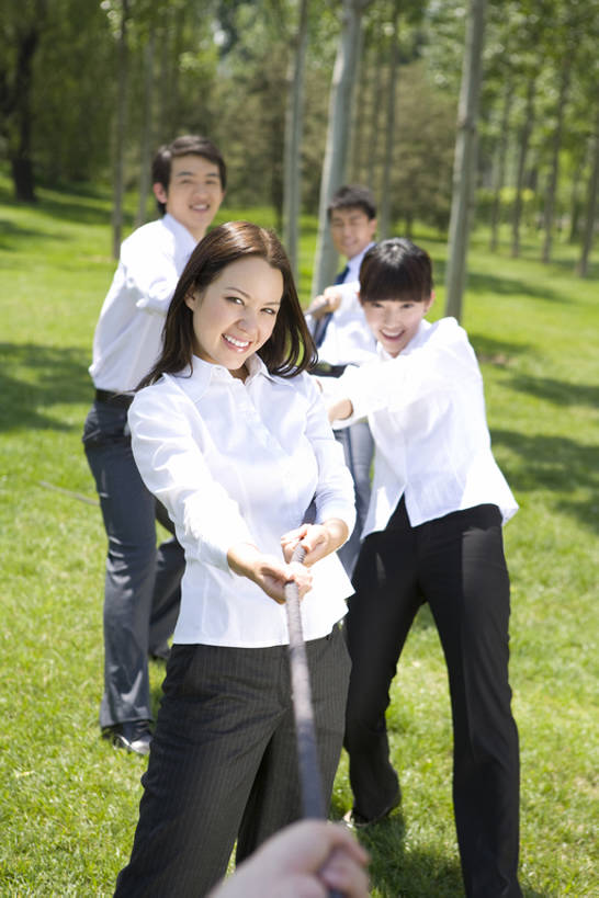 东方人,成年人,四个人,同事,商务人士,商务男性,商务女性,公园,拉,笑,微笑,露齿笑,竖图,室外,白天,正面,衬衫,商务,快乐,幸福,成功,合作,团队,集体,信心,竞争,技术,拔河,北京,中国,亚洲,握,套装,正装,冲突,领带,注视,队伍,草,树,绿色,自然,绳子,观察,看,站着,职业,叠加,放松,活力,力量,亲密,握着,摄影,观看,技巧,支撑,环境,察看,领导,享乐,象征,愉悦,庄重,经理,成就,关注,决心,手艺,商务装,身份,合伙,领袖,工薪阶层,东亚,陪同,正式,地位,贡献,技能,技艺,陪伴,能力,信任,男人,男性,年轻男性,年轻女性,女人,女性,白种人,亚洲人,中国人,年轻人,白领,上班族,彩图,全身,衬衣,欢乐,妙技,办公室职员,本领,动机,林区,伴随,bj175