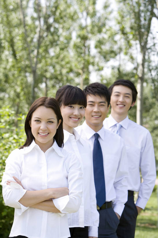 东方人,成年人,四个人,同事,商务人士,商务男性,商务女性,公园,笑,双手交叉,微笑,露齿笑,竖图,室外,白天,留白,正面,衬衫,商务,快乐,满意,通讯,幸福,成功,合作,团队,集体,信心,技术,北京,中国,亚洲,一排,套装,整齐,并排,领带,联系,注视,队伍,树,排列,绿色,自然,观察,看,站着,职业,亲密,摄影,观看,技巧,环境,察看,领导,双手抱胸,享乐,象征,庄重,经理,成就,队列,关注,肖像,手艺,商务装,身份,合伙,领袖,工薪阶层,东亚,陪同,正式,地位,可靠,责任,贡献,技能,技艺,陪伴,把握,男人,男性,年轻男性,年轻女性,女人,女性,白种人,亚洲人,中国人,年轻人,白领,上班族,两手抄兜,半身,彩图,衬衣,欢乐,妙技,办公室职员,本领,林区,掌控,伴随,bj175