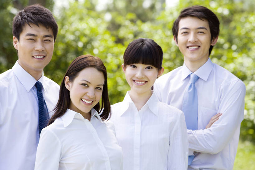 东方人,成年人,四个人,同事,商务人士,商务男性,商务女性,公园,双手交叉,微笑,横图,室外,白天,正面,衬衫,商务,快乐,满意,通讯,幸福,成功,合作,团队,集体,信心,技术,北京,中国,亚洲,一排,套装,整齐,并排,领带,联系,注视,队伍,排列,绿色,观察,看,站着,职业,亲密,摄影,观看,技巧,环境,察看,领导,双手抱胸,享乐,象征,庄重,经理,成就,队列,关注,肖像,手艺,商务装,身份,合伙,领袖,工薪阶层,东亚,陪同,正式,地位,可靠,责任,贡献,技能,技艺,陪伴,把握,男人,男性,年轻男性,年轻女性,女人,女性,白种人,亚洲人,中国人,年轻人,白领,上班族,彩图,衬衣,欢乐,妙技,办公室职员,本领,林区,掌控,伴随,bj175