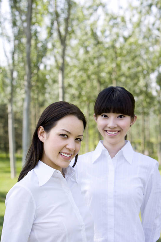 东方人,成年人,两个人,同事,商务人士,商务女性,公园,笑,微笑,露齿笑,竖图,室外,白天,正面,衬衫,商务,快乐,满意,幸福,成功,合作,团队,集体,信心,技术,北京,中国,亚洲,正装,并排,联系,注视,队伍,绿色,白色,自然,观察,看,站着,职业,亲密,摄影,观看,技巧,环境,察看,领导,享乐,成就,关注,手艺,合伙,领袖,东亚,陪同,可靠,责任,技能,技艺,陪伴,年轻女性,女人,女性,白种人,亚洲人,中国人,年轻人,白领,半身,彩图,欢乐,妙技,办公室职员,本领,林区,伴随,bj175