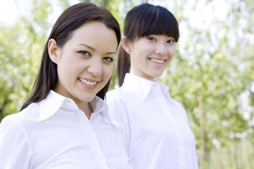 东方人,成年人,脸,头,脸颊,两个人,同事,商务人士,商务女性,公园,笑,微笑,露齿笑,横图,室外,特写,白天,正面,侧面,衬衫,商务,快乐,满意,幸福,成功,合作,团队,集体,信心,技术,北京,中国,亚洲,正装,并排,联系,注视,队伍,肩膀,绿色,白色,自然,观察,看,站着,职业,亲密,摄影,观看,技巧,环境,察看,领导,享乐,成就,关注,手艺,合伙,领袖,东亚,陪同,可靠,责任,技能,技艺,陪伴,年轻女性,女人,女性,白种人,亚洲人,中国人,年轻人,头部,脸部,脸蛋,面部,白领,彩图,欢乐,妙技,办公室职员,本领,林区,伴随,bj175