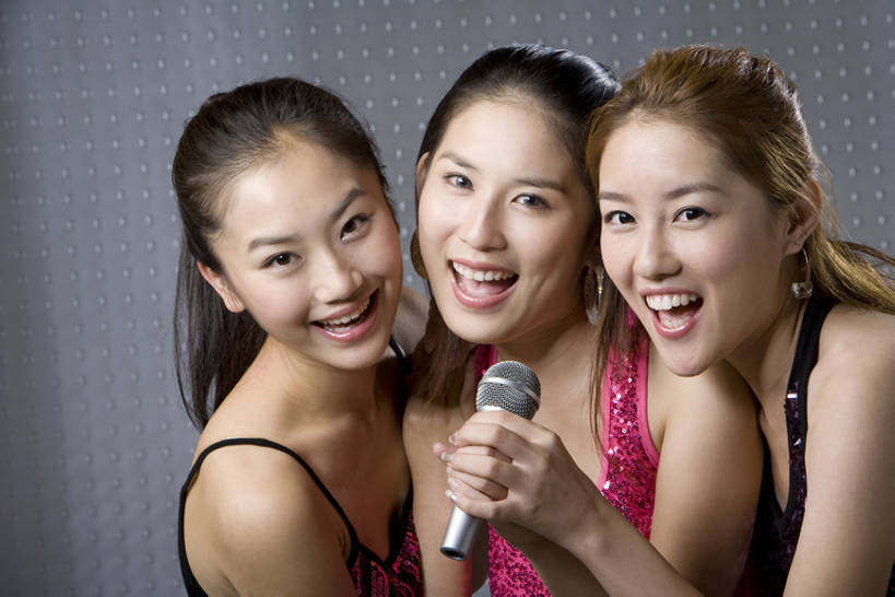 东方人,成年人,三个人,笑,微笑,露齿笑,横图,夜晚,背景,正面,时尚,夜生活,快乐,友谊,幸福,热情,信心,连接,握,并排,美丽,音乐,注视,休闲装,观察,看,站着,休闲,活力,亲密,握着,摄影,生活方式,观看,ktv包厢,包厢,唱,察看,麦克风,酷,享乐,愉悦,关注,肖像,歌厅,包房,陪同,ktv包房,陪伴,年轻女性,女人,女性,亚洲人,中国人,年轻人,休闲活动,歌手,半身,彩图,影棚拍摄,欢乐,卡拉ok,美人,流行音乐,闺密,伴随,bj175