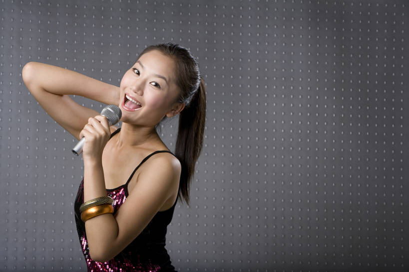 东方人,成年人,一个人,笑,微笑,露齿笑,横图,夜晚,留白,背景,正面,侧面,时尚,夜生活,快乐,兴奋,幸福,纯洁,信心,仅一个年轻女性,仅一个女性,仅一个人,背心,美丽,音乐,注视,休闲装,表演者,刺激,观察,看,站着,休闲,个性,活力,可爱,童年,童趣,摄影,生活方式,观看,ktv包厢,包厢,唱,察看,麦克风,酷,享乐,愉悦,关注,肖像,歌厅,包房,童真,烂漫,无邪,ktv包房,天真,年轻女性,女人,女性,亚洲人,中国人,年轻人,休闲活动,歌手,半身,彩图,影棚拍摄,欢乐,卡拉ok,美人,流行音乐,bj175