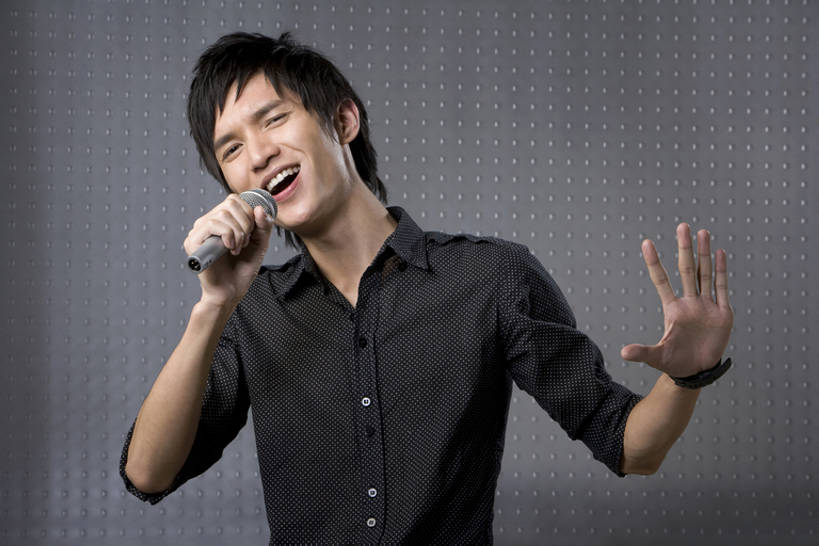 东方人,成年人,一个人,笑,微笑,露齿笑,横图,夜晚,留白,背景,正面,时尚,夜生活,快乐,兴奋,幸福,信心,仅一个男性,仅一个人,握,音乐,注视,休闲装,表演者,刺激,仅一个年轻男性,观察,看,站着,休闲,个性,活力,握着,摄影,生活方式,观看,ktv包厢,包厢,唱,察看,麦克风,酷,享乐,愉悦,关注,肖像,歌厅,包房,ktv包房,男人,男性,年轻男性,亚洲人,中国人,年轻人,休闲活动,歌手,半身,彩图,影棚拍摄,欢乐,卡拉ok,流行音乐,bj175