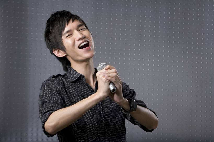 东方人,成年人,一个人,笑,微笑,露齿笑,横图,夜晚,留白,背景,正面,时尚,夜生活,快乐,兴奋,幸福,信心,仅一个男性,仅一个人,握,音乐,注视,休闲装,表演者,刺激,仅一个年轻男性,观察,看,站着,休闲,个性,活力,握着,摄影,生活方式,观看,ktv包厢,包厢,唱,察看,麦克风,酷,享乐,愉悦,关注,肖像,歌厅,包房,ktv包房,男人,男性,年轻男性,亚洲人,中国人,年轻人,休闲活动,歌手,半身,彩图,影棚拍摄,欢乐,卡拉ok,流行音乐,bj175