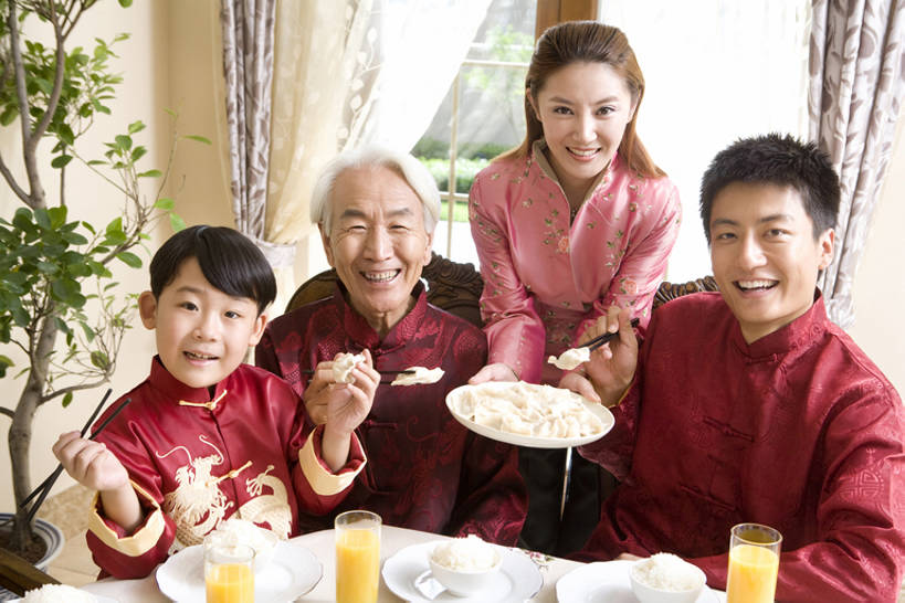 东方人,儿童,成年人,老年人,四个人,家庭,父母,母亲,父亲,女儿,儿子,祖父母,祖父,家庭主妇,家,站,笑,吃,微笑,露齿笑,横图,室内,白天,正面,吃饭,聚会,午餐,快乐,满意,兴奋,幸福,纯洁,别墅,餐桌,筷子,北京,中国,春节,亚洲,握,旗袍,风俗,丰富,庆祝,并排,饭厅,房屋,美味,食品,饺子,注视,传统,饮食,餐饮,刺激,小孩,盘子,中国菜,春天,观察,看,站着,温暖,温馨,一家人,放松,精神,可爱,乐趣,亲密,童年,童趣,握着,财富,摄影,生活方式,多样,观看,和睦,察看,高雅,享乐,仪式,合影,膳食,关爱,关注,中国文化,亲情,桔子汁,华贵,房地产,肖像,典礼,童真,东亚,烂漫,无邪,健康食物,陪同,元旦,制度,陪伴,天真,老年男性,男孩,男人,男性,年轻男性,年轻女性,女人,女性,亚洲人,中国人,孩子,年轻人,全家福,孙子,休闲活动,站立,坐着,半身,彩图,传统服装,欢乐,深情,餐馆,拜年,唐装,融洽,男生,传统文化,传统节日,伴随,bj175