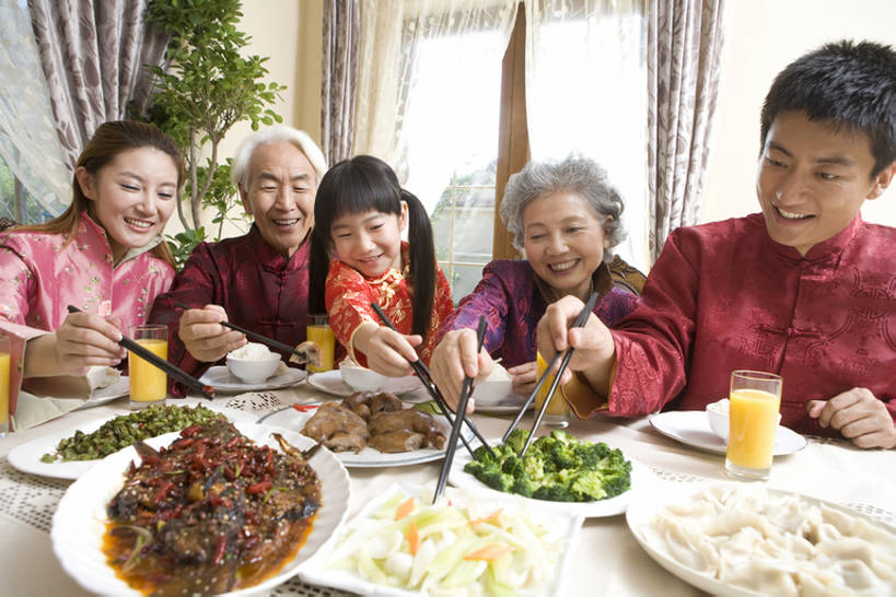 东方人,儿童,成年人,老年人,家庭,父母,母亲,父亲,女儿,儿子,祖父母,祖母,祖父,家,站,笑,吃,微笑,露齿笑,横图,室内,白天,正面,吃饭,聚会,午餐,快乐,满意,兴奋,幸福,纯洁,别墅,餐桌,筷子,北京,中国,春节,亚洲,五个人,一排,握,旗袍,风俗,丰富,庆祝,整齐,并排,饭厅,房屋,美味,食品,饺子,传统,饮食,餐饮,刺激,排列,小孩,盘子,中国菜,春天,靠,靠着,站着,温暖,温馨,一家人,放松,精神,可爱,乐趣,亲密,童年,童趣,握着,财富,摄影,生活方式,多样,和睦,高雅,享乐,仪式,膳食,队列,关爱,中国文化,亲情,桔子汁,华贵,房地产,典礼,童真,东亚,烂漫,无邪,健康食物,陪同,元旦,制度,陪伴,天真,老年男性,老年女性,男孩,男人,男性,年轻男性,年轻女性,女孩,女人,女性,亚洲人,中国人,孩子,年轻人,全家福,孙女,休闲活动,站立,坐着,半身,彩图,传统服装,欢乐,深情,餐馆,拜年,唐装,融洽,男生,传统文化,传统节日,伴随,bj175