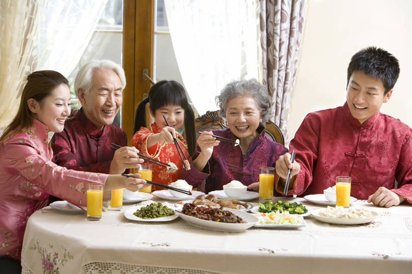 东方人,儿童,成年人,老年人,家庭,父母,母亲,父亲,女儿,儿子,祖父母,祖母,祖父,家,站,笑,吃,微笑,露齿笑,横图,室内,白天,正面,吃饭,聚会,午餐,快乐,满意,兴奋,幸福,纯洁,别墅,餐桌,筷子,北京,中国,春节,亚洲,五个人,一排,握,旗袍,风俗,丰富,庆祝,整齐,并排,饭厅,房屋,美味,食品,饺子,传统,饮食,餐饮,刺激,排列,小孩,盘子,中国菜,春天,靠,靠着,站着,温暖,温馨,一家人,放松,精神,可爱,乐趣,亲密,童年,童趣,握着,财富,摄影,生活方式,多样,和睦,高雅,享乐,仪式,膳食,队列,关爱,中国文化,亲情,桔子汁,华贵,房地产,典礼,童真,东亚,烂漫,无邪,健康食物,陪同,元旦,制度,陪伴,天真,老年男性,老年女性,男孩,男人,男性,年轻男性,年轻女性,女孩,女人,女性,亚洲人,中国人,孩子,年轻人,全家福,孙女,休闲活动,站立,坐着,半身,彩图,传统服装,欢乐,深情,餐馆,拜年,唐装,融洽,男生,传统文化,传统节日,伴随,bj175