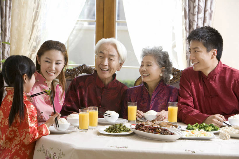 东方人,儿童,成年人,老年人,家庭,父母,母亲,父亲,女儿,儿子,祖父母,祖母,祖父,家,站,笑,吃,微笑,露齿笑,横图,室内,白天,正面,吃饭,聚会,午餐,快乐,满意,兴奋,幸福,纯洁,别墅,餐桌,筷子,北京,中国,春节,亚洲,五个人,一排,握,旗袍,风俗,丰富,庆祝,整齐,并排,饭厅,房屋,美味,食品,饺子,传统,饮食,餐饮,刺激,排列,小孩,盘子,中国菜,春天,靠,靠着,站着,温暖,温馨,一家人,面对面,放松,精神,可爱,乐趣,亲密,童年,童趣,握着,财富,摄影,生活方式,多样,和睦,高雅,享乐,仪式,膳食,队列,关爱,中国文化,亲情,桔子汁,华贵,房地产,典礼,童真,东亚,烂漫,无邪,健康食物,陪同,元旦,制度,陪伴,天真,老年男性,老年女性,男孩,男人,男性,年轻男性,年轻女性,女孩,女人,女性,亚洲人,中国人,孩子,年轻人,全家福,孙女,休闲活动,说话,站立,坐着,半身,彩图,传统服装,欢乐,深情,餐馆,拜年,唐装,融洽,男生,传统文化,传统节日,伴随,bj175