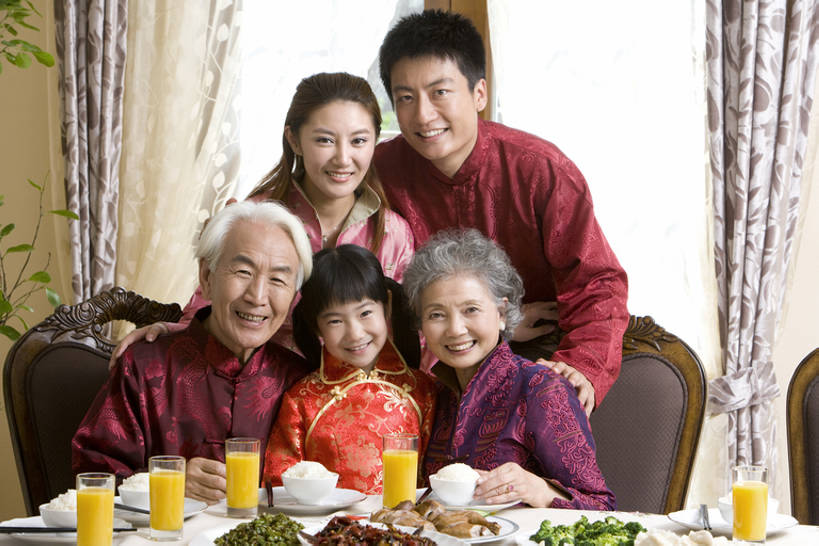 东方人,儿童,成年人,老年人,家庭,父母,母亲,父亲,女儿,儿子,祖父母,祖母,祖父,家,站,笑,微笑,露齿笑,竖图,室内,白天,正面,吃饭,聚会,午餐,快乐,满意,兴奋,幸福,纯洁,别墅,餐桌,筷子,北京,中国,春节,亚洲,五个人,旗袍,风俗,丰富,庆祝,并排,饭厅,房屋,美味,注视,传统,饮食,餐饮,刺激,小孩,盘子,中国菜,春天,观察,看,站着,温暖,温馨,一家人,放松,精神,可爱,乐趣,亲密,童年,童趣,搭,财富,摄影,生活方式,多样,观看,和睦,察看,高雅,享乐,仪式,合影,膳食,搭着,关爱,关注,中国文化,亲情,桔子汁,华贵,房地产,肖像,典礼,童真,东亚,烂漫,无邪,健康食物,陪同,元旦,制度,陪伴,天真,老年男性,老年女性,男孩,男人,男性,年轻男性,年轻女性,女孩,女人,女性,亚洲人,中国人,孩子,年轻人,全家福,孙女,休闲活动,站立,坐着,半身,彩图,传统服装,欢乐,深情,餐馆,拜年,唐装,融洽,男生,传统文化,传统节日,伴随,bj175
