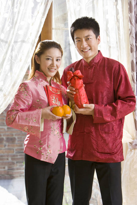 东方人,成年人,两个人,家庭,丈夫,妻子,家,笑,微笑,露齿笑,竖图,室内,白天,正面,快乐,满意,兴奋,幸福,纯洁,别墅,礼物,水果,北京,中国,春节,亚洲,握,旗袍,风俗,丰富,庆祝,并排,房屋,门口,酒类,注视,传统,刺激,春天,观察,看,站着,温暖,温馨,一家人,精神,可爱,乐趣,亲密,童年,童趣,握着,财富,摄影,红包,生活方式,观看,和睦,察看,高雅,享乐,仪式,关注,中国文化,亲情,房地产,问候,肖像,典礼,童真,东亚,烂漫,无邪,陪同,元旦,制度,陪伴,天真,男人,男性,年轻男性,年轻女性,女人,女性,亚洲人,中国人,年轻人,休闲活动,桔子,彩图,传统服装,欢乐,深情,拜年,给予,唐装,融洽,传统文化,传统节日,伴随,bj175