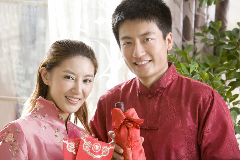 东方人,成年人,脸,头,脸颊,两个人,家庭,丈夫,妻子,家,笑,微笑,露齿笑,横图,室内,白天,正面,快乐,满意,兴奋,幸福,纯洁,别墅,礼物,北京,中国,春节,亚洲,握,旗袍,风俗,丰富,庆祝,房屋,酒类,注视,传统,刺激,肩膀,春天,观察,看,站着,温暖,温馨,一家人,精神,可爱,乐趣,亲密,童年,童趣,握着,财富,摄影,红包,生活方式,观看,和睦,察看,高雅,享乐,仪式,关注,中国文化,亲情,房地产,问候,肖像,典礼,童真,东亚,烂漫,无邪,陪同,元旦,制度,陪伴,天真,男人,男性,年轻男性,年轻女性,女人,女性,亚洲人,中国人,年轻人,头部,脸部,脸蛋,面部,休闲活动,彩图,传统服装,欢乐,深情,拜年,给予,唐装,融洽,传统文化,传统节日,伴随,bj175