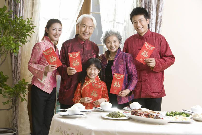 东方人,儿童,成年人,老年人,家庭,母亲,父亲,女儿,祖父母,祖母,祖父,家,站,笑,微笑,露齿笑,横图,室内,白天,正面,吃饭,午餐,快乐,满意,兴奋,幸福,纯洁,别墅,餐桌,礼物,北京,中国,春节,亚洲,五个人,握,旗袍,风俗,丰富,庆祝,房屋,美味,注视,传统,饮食,餐饮,刺激,小孩,中国菜,春天,观察,看,站着,温暖,温馨,一家人,精神,可爱,乐趣,亲密,童年,童趣,握着,财富,摄影,红包,生活方式,多样,观看,和睦,察看,高雅,享乐,仪式,膳食,关注,中国文化,亲情,房地产,肖像,出示,典礼,童真,东亚,烂漫,无邪,陪同,元旦,制度,陪伴,天真,老年男性,老年女性,男孩,男人,男性,年轻男性,年轻女性,女孩,女人,女性,亚洲人,中国人,孩子,年轻人,全家福,孙女,休闲活动,站立,彩图,传统服装,欢乐,深情,餐馆,拜年,给予,唐装,融洽,男生,传统文化,传统节日,伴随,bj175