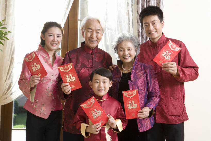 东方人,儿童,成年人,老年人,家庭,母亲,父亲,儿子,祖父母,祖母,祖父,家,站,笑,微笑,露齿笑,横图,室内,白天,正面,快乐,满意,兴奋,幸福,纯洁,别墅,礼物,北京,中国,春节,亚洲,五个人,握,旗袍,风俗,丰富,庆祝,房屋,注视,传统,刺激,小孩,春天,观察,看,站着,温暖,温馨,一家人,精神,可爱,乐趣,亲密,童年,童趣,握着,财富,摄影,红包,生活方式,观看,和睦,察看,高雅,享乐,仪式,关注,中国文化,亲情,房地产,肖像,出示,典礼,童真,东亚,烂漫,无邪,陪同,元旦,制度,陪伴,天真,老年男性,老年女性,男孩,男人,男性,年轻男性,年轻女性,女人,女性,亚洲人,中国人,孩子,年轻人,全家福,孙子,休闲活动,站立,彩图,传统服装,欢乐,深情,拜年,给予,唐装,融洽,男生,传统文化,传统节日,伴随,bj175