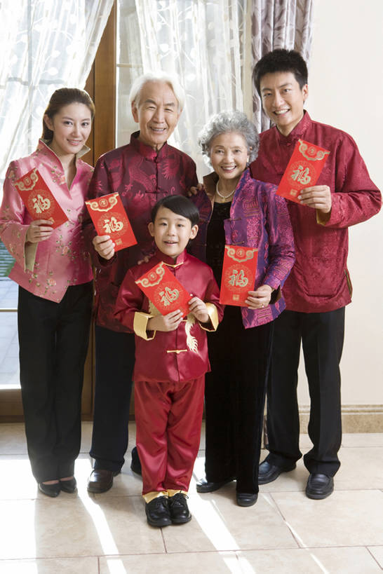 东方人,儿童,成年人,老年人,家庭,母亲,父亲,儿子,祖父母,祖母,祖父,家,站,笑,微笑,露齿笑,竖图,室内,白天,正面,快乐,满意,兴奋,幸福,纯洁,别墅,礼物,北京,中国,春节,亚洲,五个人,握,旗袍,风俗,丰富,庆祝,房屋,注视,传统,刺激,小孩,春天,观察,看,站着,温暖,温馨,一家人,精神,可爱,乐趣,亲密,童年,童趣,握着,财富,摄影,红包,生活方式,观看,和睦,察看,高雅,享乐,仪式,关注,中国文化,亲情,房地产,肖像,出示,典礼,童真,东亚,烂漫,无邪,陪同,元旦,制度,陪伴,天真,老年男性,老年女性,男孩,男人,男性,年轻男性,年轻女性,女人,女性,亚洲人,中国人,孩子,年轻人,全家福,孙子,休闲活动,站立,彩图,全身,传统服装,欢乐,深情,拜年,给予,唐装,融洽,男生,传统文化,传统节日,伴随,bj175