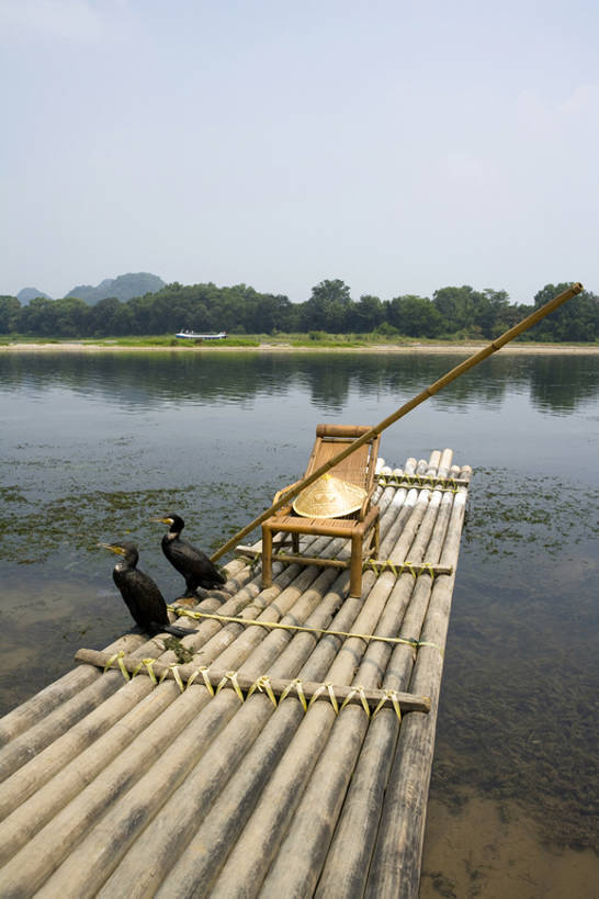 无人,竖图,室外,白天,正面,旅游,度假,湖,河流,美景,水,标志建筑,地标,建筑,船,竹子,鸟,椅子,桂林,中国,亚洲,一排,整齐,木制,材料,地形,景观,建筑群,运输工具,娱乐,建设,排列,风景,蓝天,天空,自然,动物,木制品,交通工具,两只,享受,休闲,景色,放松,摄影,宁静,环境,水禽,队列,中国文化,自然风光,载具,自然现象,东亚,东亚文化,漓江,木筏,罕见,水上交通工具,荒僻,偏僻,偏远,自然地理,冷僻,彩图,旅行,传统文化,bj175