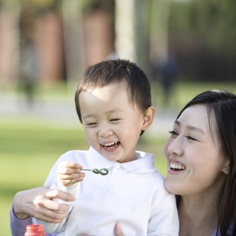 东方人,婴儿,儿童,脸,头,脸颊,两个人,家庭,母亲,儿子,公园,笑,微笑,露齿笑,竖图,方图,室外,白天,正面,快乐,幸福,纯洁,北京,中国,亚洲,连接,休闲装,吹泡泡,吹气,肩膀,草,小孩,自然,温暖,温馨,母子,一家人,活力,可爱,童年,童趣,无辜,搭,摄影,活泼,生长,生活方式,和睦,享乐,愉悦,搭着,关爱,宝宝,肖像,户外活动,童真,东亚,纯真,烂漫,无邪,陪同,陪伴,无忧无虑,伶俐,天真,男孩,男性,年轻女性,女人,女性,亚洲人,中国人,孩子,年轻人,头部,脸部,脸蛋,面部,秋天,休闲活动,拥抱,彩图,爱,融洽,伴随,bj175