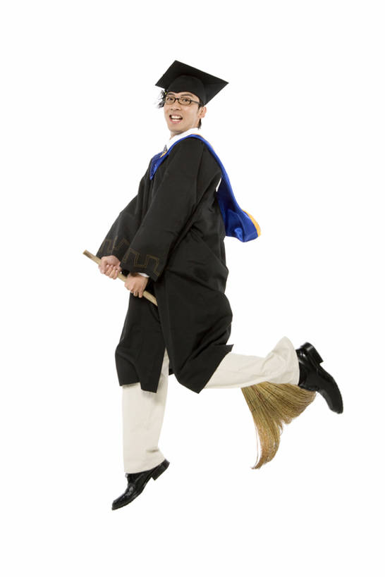 东方人,成年人,一个人,学生,跳,笑,微笑,露齿笑,竖图,留白,抠图,白色背景,正面,快乐,幸福,成功,北京,中国,亚洲,仅一个男性,仅一个人,握,扫帚,眼镜,教育,玩,注视,飞,刺激,仅一个年轻男性,观察,看,概念,活力,乐趣,魔法,握着,摄影,流苏,观看,幽默,察看,享乐,学士帽,毕业,成就,关注,学士服,东亚,垂布,学士袍,学位帽,男人,男性,年轻男性,亚洲人,中国人,年轻人,大学生,彩图,全身,影棚拍摄,欢乐,男巫,成人教育,bj175