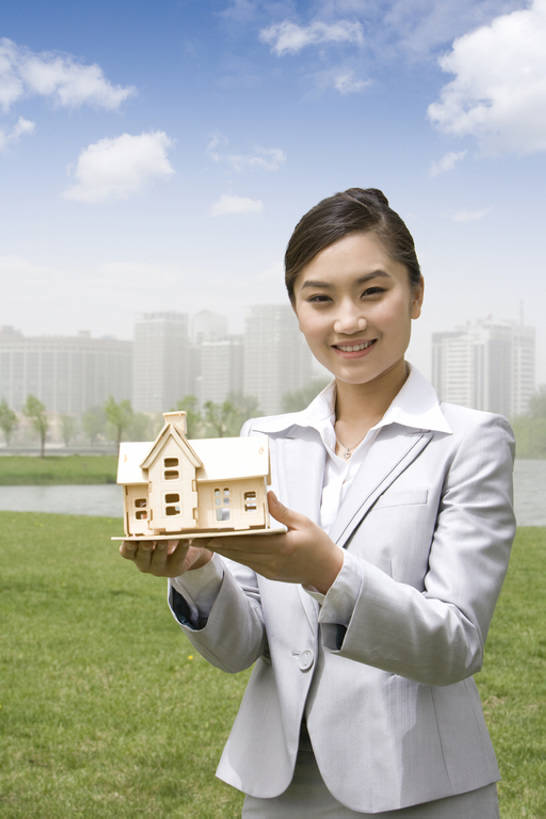 东方人,成年人,一个人,商务人士,商务女性,笑,微笑,露齿笑,竖图,室外,白天,正面,快乐,幸福,水,建筑,北京,中国,亚洲,仅一个年轻女性,仅一个女性,仅一个人,套装,拿着,注视,草,绿色,观察,看,摄影,观看,察看,都市风光,关注,房地产,房地产经纪人,商务装,自然现象,工薪阶层,东亚,发展,建筑模型,年轻女性,女人,女性,亚洲人,中国人,年轻人,白领,上班族,半身,彩图,bj175