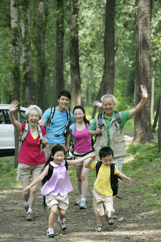 东方人,儿童,老年人,四个人,人群,家庭,夫妻,母亲,父亲,女儿,儿子,兄弟,姐妹,祖父母,祖母,祖父,跑,笑,微笑,露齿笑,竖图,室外,白天,正面,爱情,旅游,度假,快乐,幸福,纯洁,旅途,美景,森林,汽车,北京,中国,亚洲,连接,景观,许多人,浪漫,挥手,休闲装,娱乐,树,小孩,绿色,自然,夏天,一群人,享受,休闲,健康,温暖,温馨,父子,母子,一家人,景色,恩爱,放松,父爱,可爱,母爱,童年,童趣,恋人,摄影,宁静,和睦,自然风光,问候,肖像,童真,东亚,烂漫,无邪,背包客,陪同,陪伴,冒险,天真,老年男性,老年女性,男孩,男人,男性,年轻男性,年轻女性,女孩,女人,女性,亚洲人,中国人,孩子,年轻人,夫妇,情侣,全家福,孙女,孙子,休闲活动,手牵手,彩图,全身,旅行,伴侣,融洽,男生,伴随,bj175