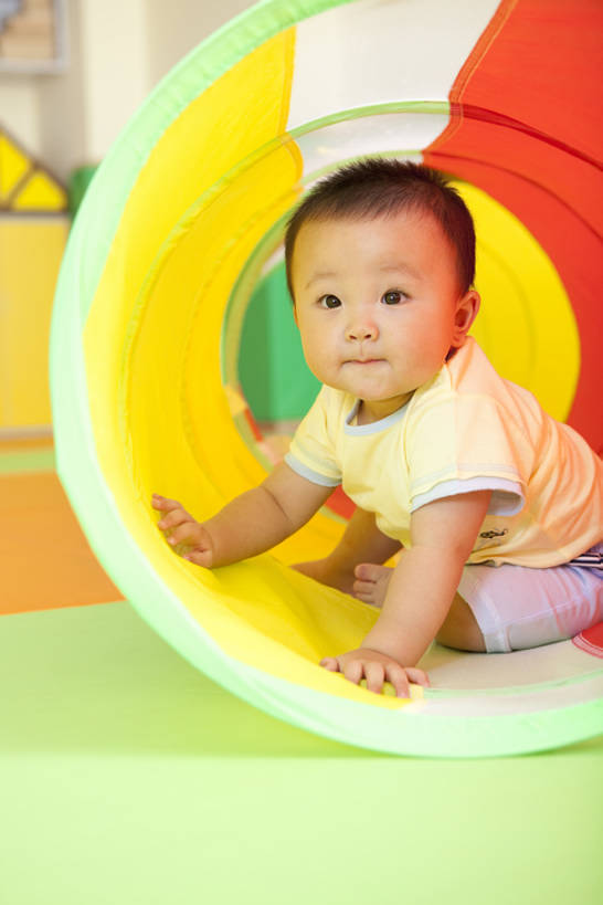东方人,婴儿,儿童,一个人,坐,竖图,室内,特写,侧面,游戏,纯洁,玩具,中国,亚洲,仅一个人,隧道,玩,休闲装,娱乐,小孩,休闲,赤脚,可爱,童年,童趣,幼儿园,活泼,生长,活动,愉悦,发泄,消遣,智力,圆柱体,宝宝,童真,东亚,纯真,烂漫,无邪,发展,北京市,宣泄,伶俐,天真,亚洲人,中国人,孩子,玩耍,嬉戏,坐着,彩图,全身,好奇心,安全气垫,健身垫,bj175