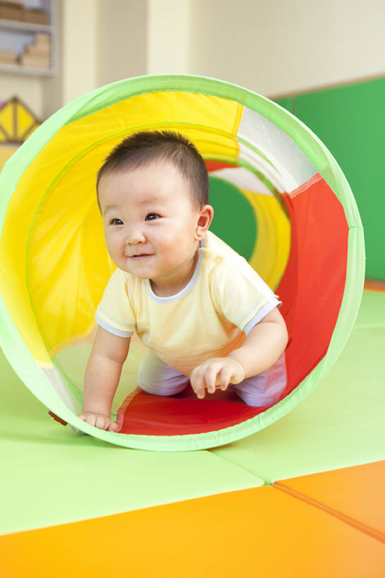 东方人,婴儿,儿童,一个人,微笑,竖图,室内,正面,游戏,快乐,纯洁,玩具,中国,亚洲,仅一个人,隧道,玩,休闲装,娱乐,刺激,小孩,休闲,爬,可爱,童年,童趣,幼儿园,活泼,生长,活动,享乐,愉悦,发泄,消遣,智力,圆柱体,宝宝,童真,东亚,纯真,烂漫,无邪,发展,北京市,宣泄,伶俐,天真,亚洲人,中国人,孩子,玩耍,嬉戏,彩图,全身,欢乐,好奇心,安全气垫,健身垫,bj175