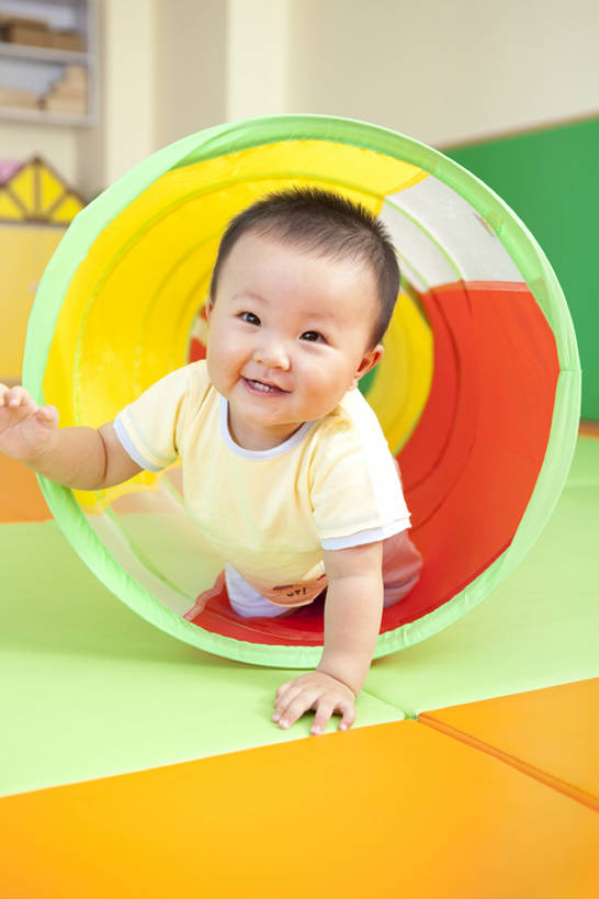 东方人,婴儿,儿童,一个人,笑,微笑,露齿笑,竖图,室内,正面,游戏,快乐,纯洁,玩具,中国,亚洲,仅一个人,隧道,玩,休闲装,娱乐,刺激,小孩,休闲,爬,可爱,童年,童趣,幼儿园,活泼,生长,活动,享乐,愉悦,发泄,消遣,智力,圆柱体,宝宝,童真,东亚,纯真,烂漫,无邪,发展,北京市,宣泄,伶俐,天真,亚洲人,中国人,孩子,玩耍,嬉戏,彩图,全身,欢乐,好奇心,安全气垫,健身垫,bj175