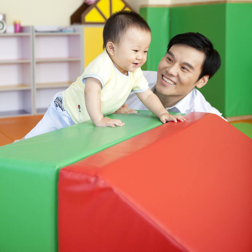 东方人,婴儿,儿童,中年人,两个人,家庭,父母,父亲,儿子,导游,笑,微笑,露齿笑,横图,室内,侧面,游戏,快乐,纯洁,玩具,中国,亚洲,连接,教育,玩,休闲装,娱乐,刺激,小孩,社区,教,休闲,温暖,温馨,一家人,爬,可爱,童年,童趣,幼儿园,活泼,生长,活动,上升,和睦,知识,享乐,愉悦,发泄,关爱,消遣,智力,近景,宝宝,童真,东亚,纯真,烂漫,无邪,发展,北京市,宣泄,伶俐,天真,男性,中年男性,亚洲人,中国人,孩子,玩耍,嬉戏,彩图,爱,欢乐,融洽,好奇心,安全气垫,健身垫,一见钟情,bj175