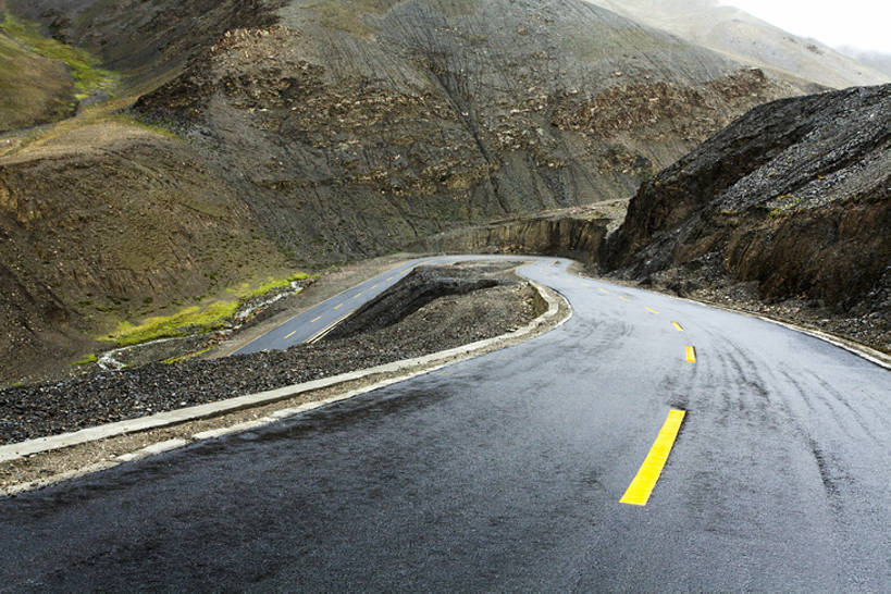 无人,横图,室外,白天,背景,旅游,度假,美景,山,山脉,道路,高速公路,路,公路,中国,亚洲,曲折,弯曲,地形,景观,路边,山路,分界线,盘山路,交通,方向,娱乐,西藏,风景,自然,享受,休闲,景色,放松,运输,摄影,蜿蜒,双黄线,宁静,迅速,山脊,大道,贫瘠,自然风光,东亚,西藏自治区,地貌,坎坷,崎岖,罕见,荒僻,偏僻,偏远,遥远,自然地理,冷僻,马路,彩图,汽车广告背景图,bj175