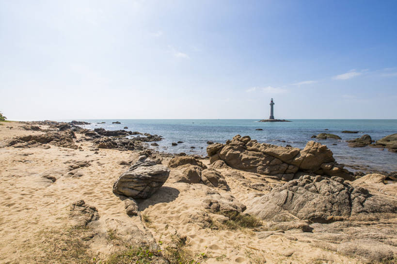 无人,横图,室外,白天,背景,旅游,度假,海洋,石头,美景,水,道路,三亚,日光,中国,亚洲,信息,沙子,岛,地平线,地形,海岸线,景观,水平线,灯塔,交通,方向,娱乐,蓝色,风景,蓝天,天空,自然,享受,休闲,旅游胜地,景色,放松,摄影,引导,指引,宁静,环境,生态,热带气候,自然风光,海景,东亚,地貌,海南岛,三亚湾,航标,罕见,地质学,荒僻,偏僻,偏远,遥远,自然地理,冷僻,冒险,海滩,岩石,彩图,旅行,导航,汽车广告背景图,bj175