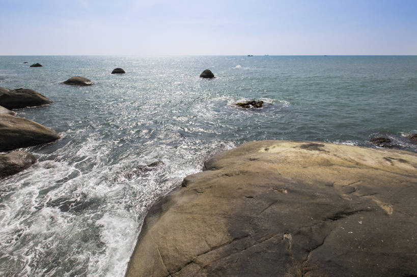 无人,横图,室外,白天,背景,旅游,度假,海洋,石头,美景,水,三亚,日光,中国,亚洲,岛,地平线,地形,海岸线,景观,水平线,娱乐,蓝色,风景,蓝天,天空,自然,享受,休闲,旅游胜地,景色,放松,摄影,流动,宁静,环境,生态,热带气候,自然风光,海景,东亚,地貌,海南岛,三亚湾,罕见,地质学,荒僻,偏僻,偏远,遥远,自然地理,冷僻,冒险,海滩,岩石,彩图,旅行,汽车广告背景图,bj175