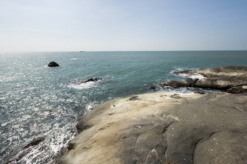 无人,横图,室外,白天,背景,旅游,度假,海洋,石头,美景,水,三亚,日光,中国,亚洲,岛,地平线,地形,海岸线,景观,水平线,娱乐,蓝色,风景,蓝天,天空,自然,享受,休闲,旅游胜地,景色,放松,摄影,流动,宁静,环境,生态,热带气候,自然风光,海景,东亚,地貌,海南岛,三亚湾,罕见,地质学,荒僻,偏僻,偏远,遥远,自然地理,冷僻,冒险,海滩,岩石,彩图,旅行,汽车广告背景图,bj175