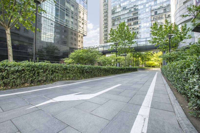 无人,横图,室外,白天,背景,度假,石头,美景,植物,城市风光,城市,道路,建筑,街道,路,桥梁,指示牌,公路,玻璃,北京,中国,亚洲,反射,标志,石子,文字,直线,地形,景观,路边,天桥,走廊,桥,分界线,车道,地面,交通,首都,方向,娱乐,标识,现代,箭头,树,绿色,风景,天空,绿地,享受,休闲,办公大楼,景色,放松,运输,摄影,建造,人行桥,环境,指向,都市风光,房地产,市区,东亚,发展,廊桥,中华人民共和国,北京市,京,北平,华北地区,簇,繁荣,方向标,金融区,石块,岩石,马路,彩图,高层建筑,北京CBD,北京商务中心区,中国北京大北窑,过街天桥,建筑结构,汽车广告背景图,bj175